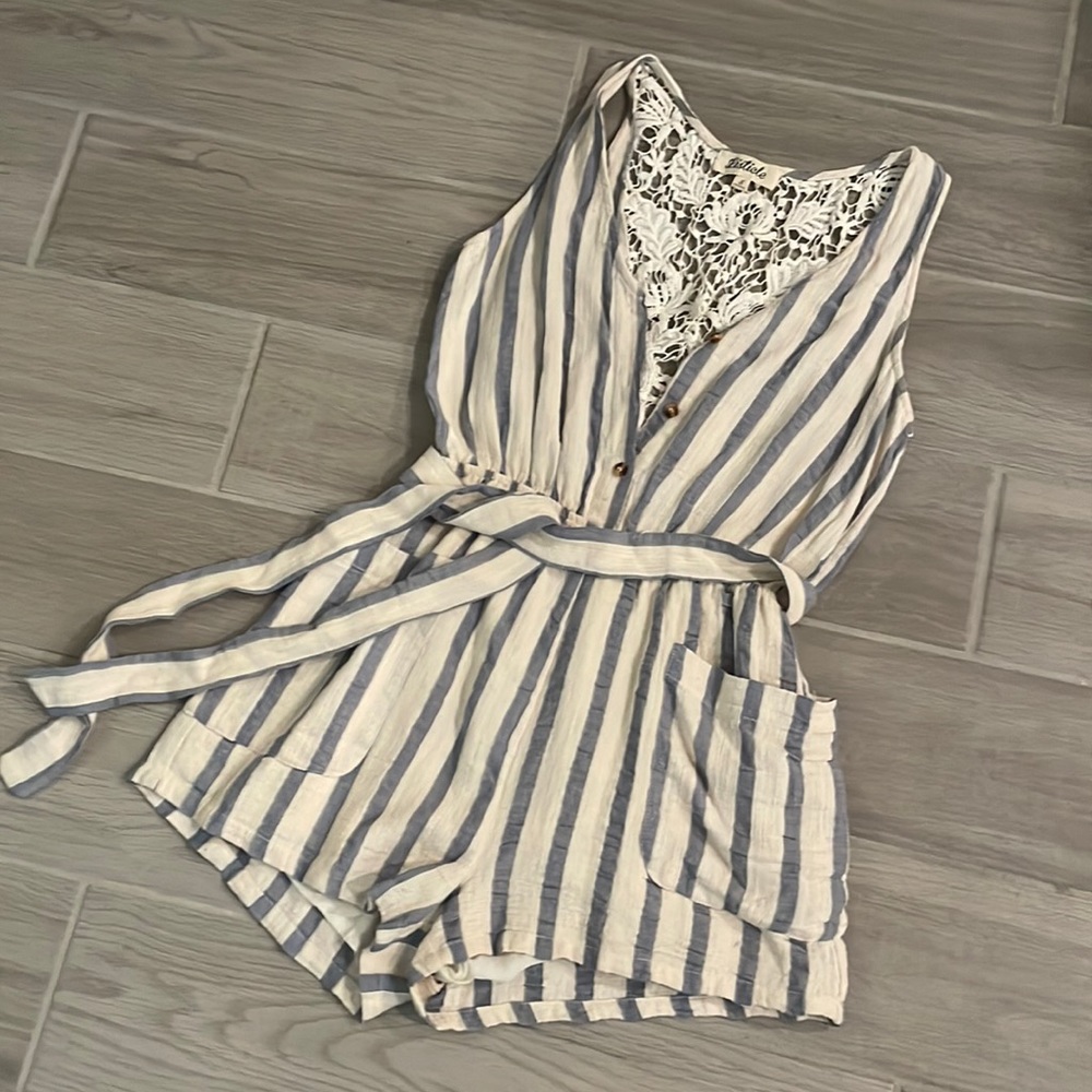 🤍BOUTIQUE ROMPER W/ POCKETS🤍
